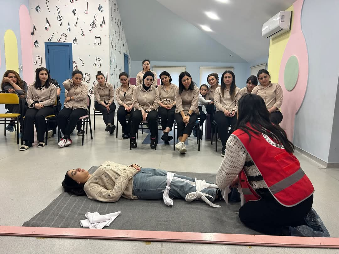  Members of the Emergency Mobile Volunteer Team (EMVT) of the Sumgayit city branch of the AzRCS held a practical seminar on "First Aid" at the "Yumru Ushak" kindergarten